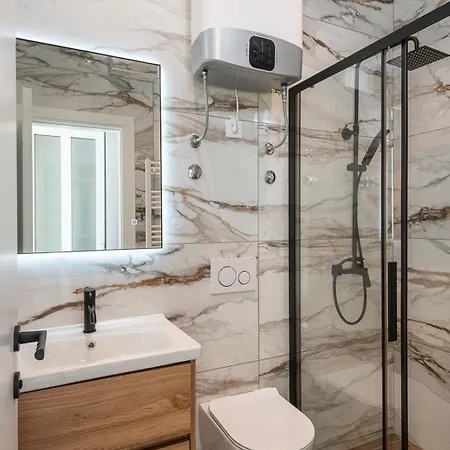 4m Above Sunset Apartment *